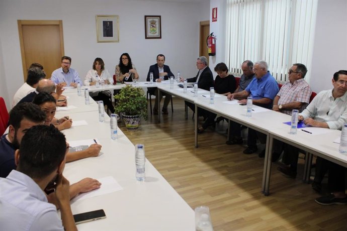 Susana Díaz, secretaria general del PSOE andaluz, preside una reunión con el sector cárnico andaluz tras la crisis de la listeria en Andalucía