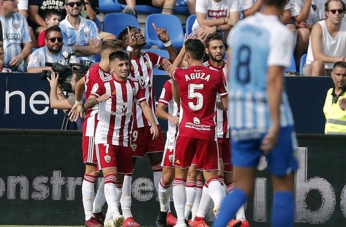 Los jugadores de la UD Almería celebran un gol.