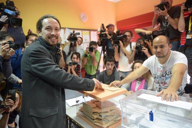 Pablo Iglesias votando en las elecciones generales de diciembre de 2015