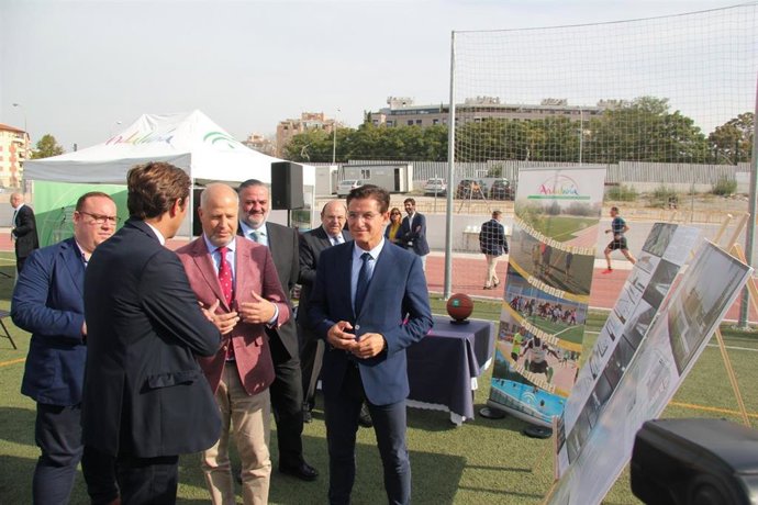 Javier Imbroda pone la primera piedra de la segunda fase de la remodelación del Estadio Deportivo de la Juventud