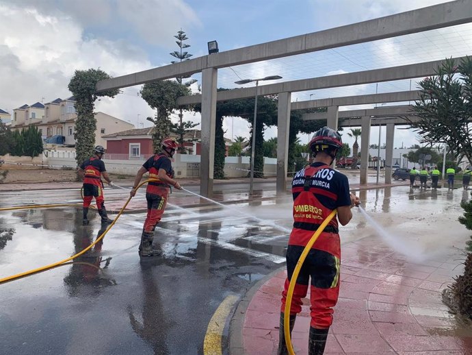 Imágenes tomadas hoy del trabajo de bomberos del Consorcio de Extinción de Incendios y Salvamento de la Región de Murcia en Los Alcázares y Molina de Segura una semana después de la gota fría