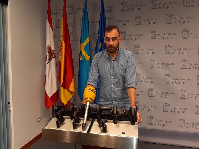 El concejal de Ciudadanos en Gijón Rubén Pérez Carcedo, en rueda de prensa en el Consistorio gijonés