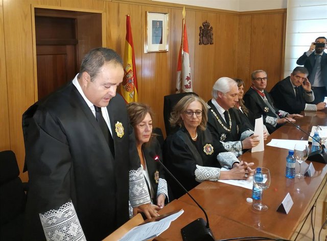 El nuevo presidente de la Audiencia de Valladolid, Javier Carranza, durante su intervención tras tomar posesión de su cargo.