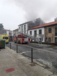 Evacuado en estado "muy grave" a la Unidad de Quemados en A Coruña el herido en un incendio en Santiago