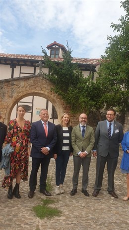 Ortega (2D) junto al alcalde de Covarrubias y otros invitados al Día del Turismo en Covarrubias.