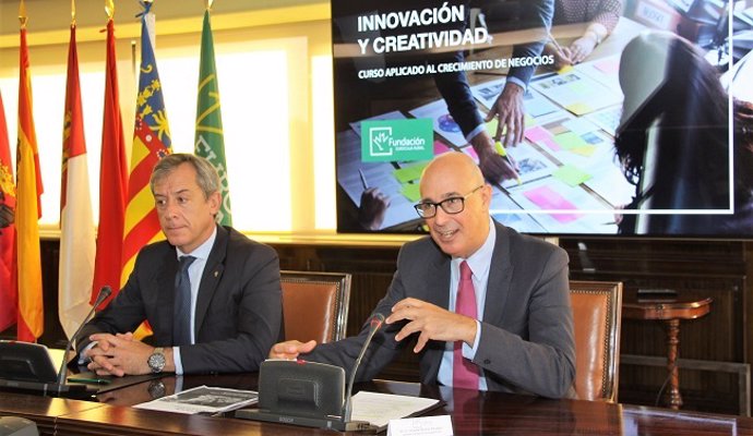 El presidente de la Fundación Caja Rural, Javier López Martín, y el gerente, Vicente Muñoz, en rueda de prensa