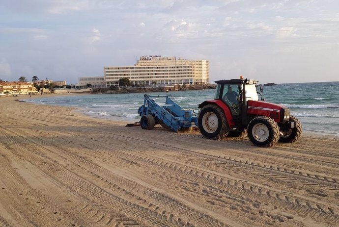 Las playas mediterráneas de La Manga abren tras retirarse los atunes y disipar el mal olor
