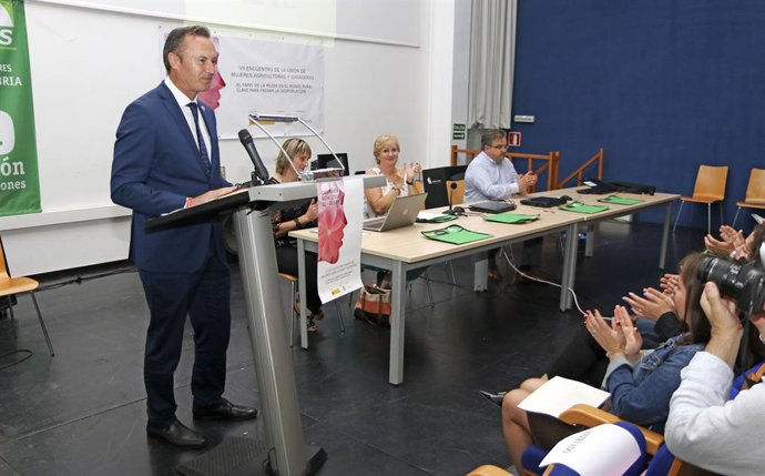 Blanco destaca el papel indispensable de la mujer en el mundo rural de Cantabria