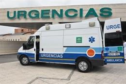 Urgencias en el Hospital de Antequera con la nueva ambulancia de cuidados críticos del municipio.