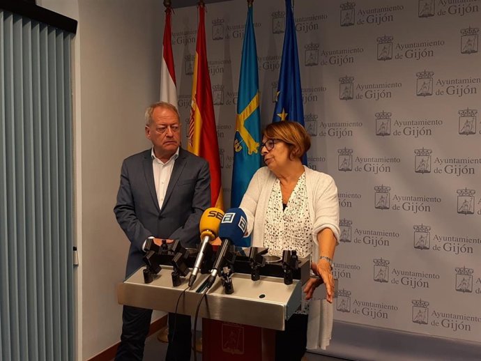 El concejal de Movilidad en Gijón, Aurelio Martín, y la ex concejala de este área en Madrid, Inés Sabanés, en rueda de prensa