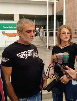 La expareja de Lucía Garrido atiende a los medios antes de entrar en el juicio