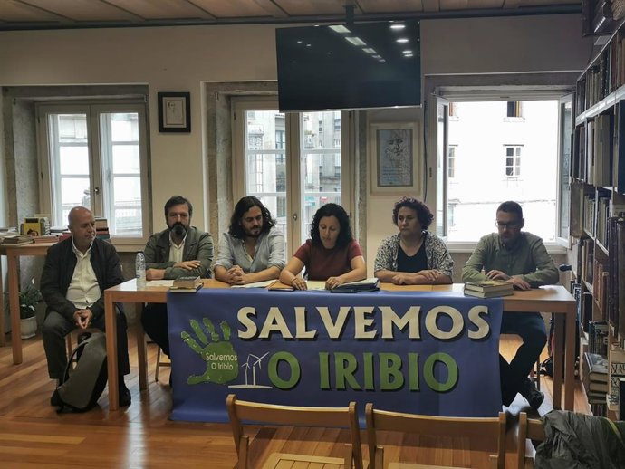 Rueda de prensa de Salvemos O Iribio. De izquierda a derecha: los diputados autonómicos Pancho Casal, Luís Bará y Antón Sánchez; la portavoz de Adega, Belén Rodríguez; la integrante de Equo Nery Díaz; y el presidente de SGO, Óscar Rivas.