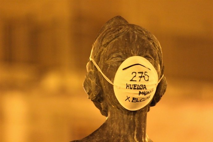 Escultura con mascarilla en la Plaza de la Virgen