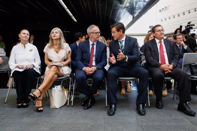 El ministro en funciones de Cultura y Deporte, José Guirao (c), la presidenta de la Fundación Lorca,Laura García-Lorca 1i),la consejera de Cultura y Patrimonio Histórico de la Junta de Andalucía, Patricia del Pozo (2i), el presidente de la Diputación de