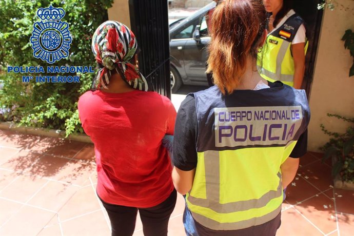 Imagen de una actuación policial en la detención de una mujer de una red criminal sobre prostitución. 