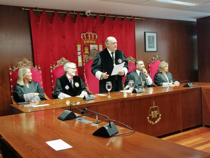 El presidente del TSJN, Joaquín Galve, en el centro, en el acto de apertura del año judicial