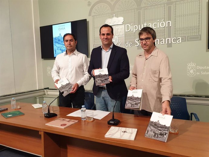 Scar Sánchez, David Mingo y Juanvi Sánchez, de izquierda a derecha, en la presentación del libro sobre el Colectivo OMA en Salamanca.