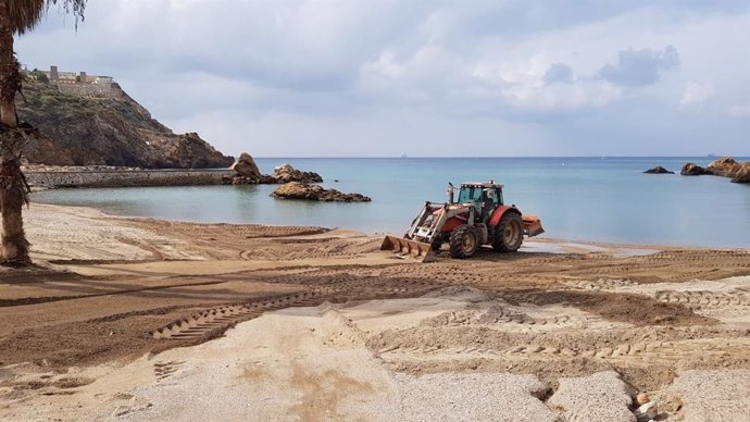 Las brigadas municipales trabajan para devolver la normalidad a las playas cartageneras