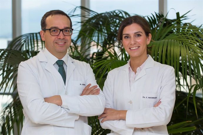 El doctor Mario Riverol Fernández y la doctora Marta Fernández Matarrubia, del Departamento de Neurología de la Clínica Universidad de Navarra