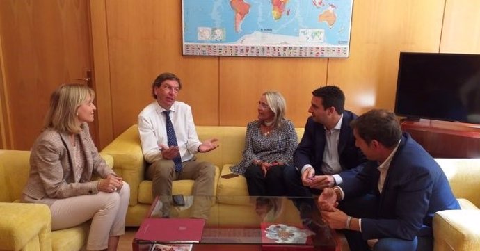 Senadores del PSOE de Huelva con el director de Migraciones, José Alarcón.