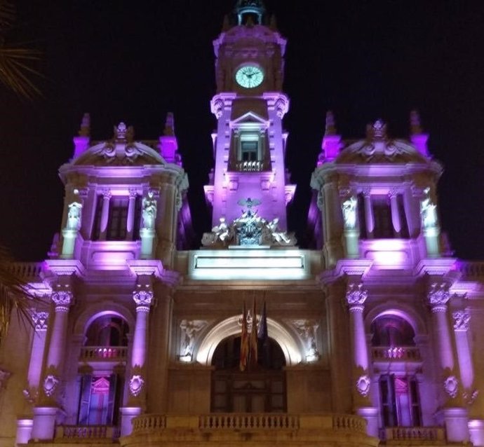 El Ayuntamiento de Valncia se suma a la 'Noche Violeta'