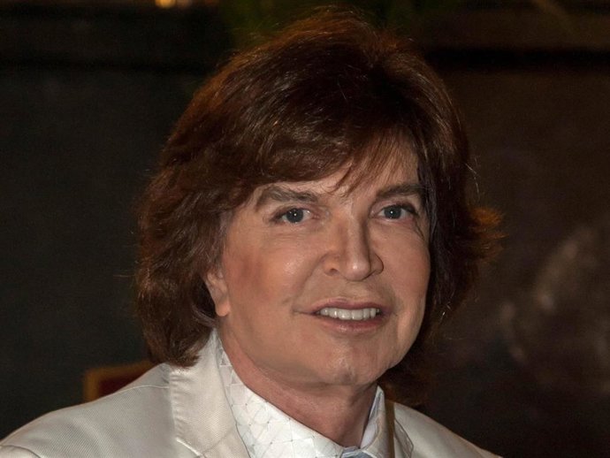 CAMILO SESTO PRESENTA UNA CANCION BENEFICA A DUO CON EL PAPA FRANCISCO