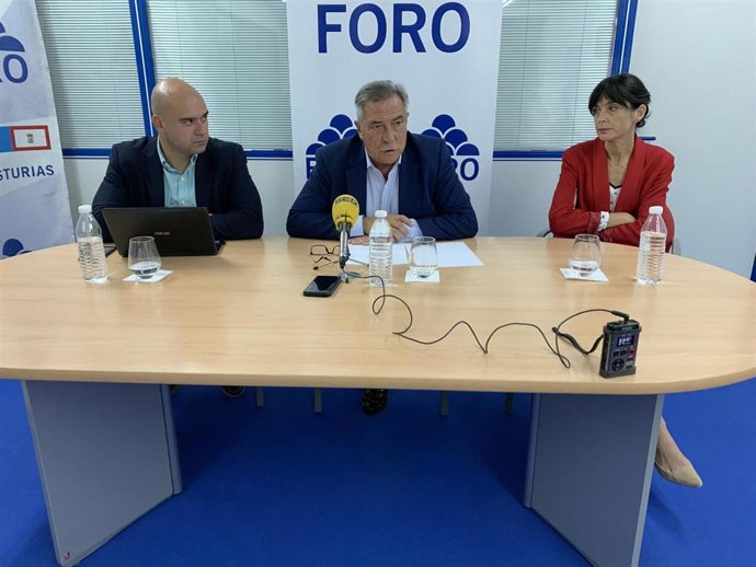 El presidente de Foro Gijón, en rueda de prensa junto a los ediles  Jesús Martínez Salvador y Ana Braña