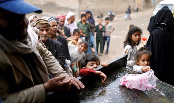 Personas a la espera de recibir alimentos en la capital de  Yemen, Saná