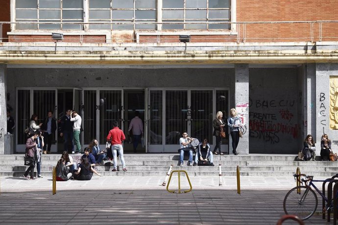 Estudiantes en la puerta de una facultad de la Universidad Complutense de Madrid.