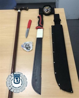 Sucesos.- Detenido un menor con un machete y un cuchillo de cocina en las fiesta