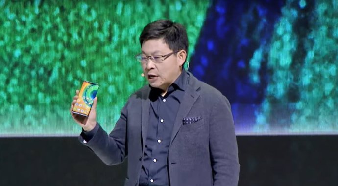 Richard Yu, CEO del Negocio de Consumo, presentando la serie Mate 30