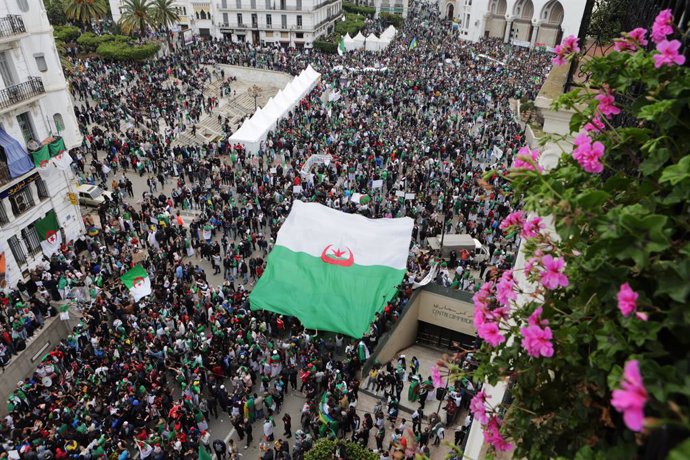 Argelia.- Decenas de miles de personas protestan contra la convocatoria de presi
