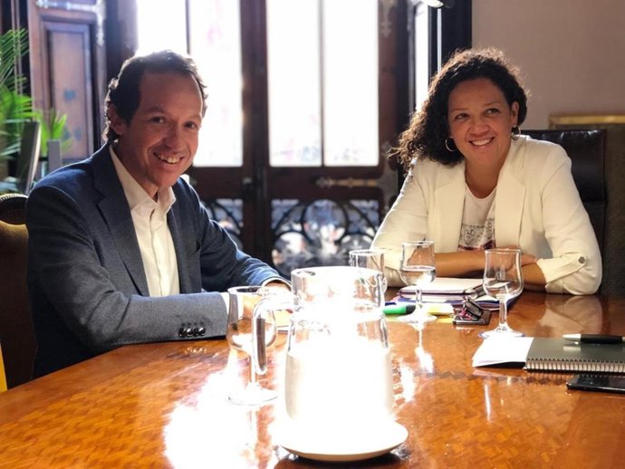 El conseller de Mobilitat i Habitatge del Govern, Marc Pons, i la presidenta del Consell de Mallorca, Catalina Cladera.