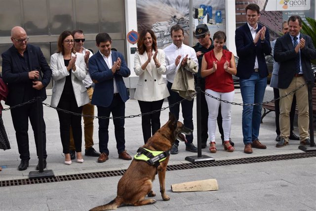 Exhibición en Ibercaza con un perro adiestrado en localizar cebos envenenados en el campo.