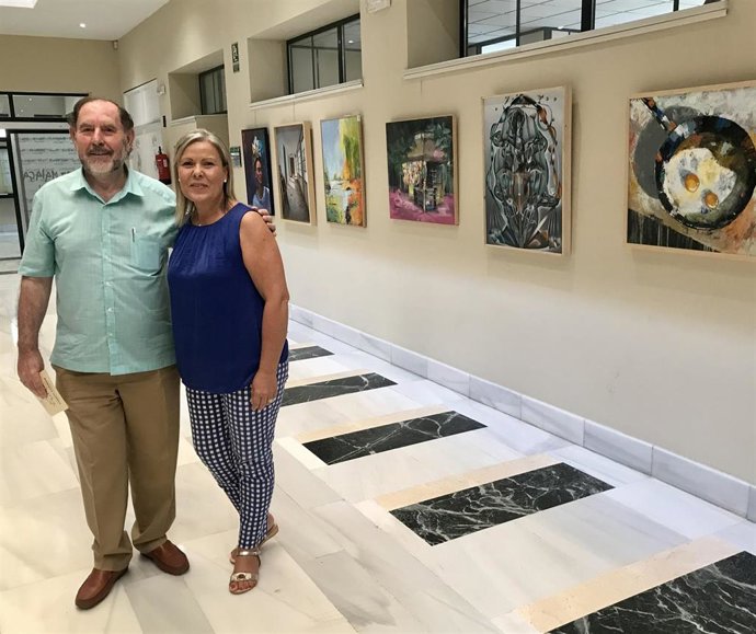 El pintor Evaristo Guerra con la concejala de Fiestas de Vélez-Málaga en la presentación del concurso de pintura