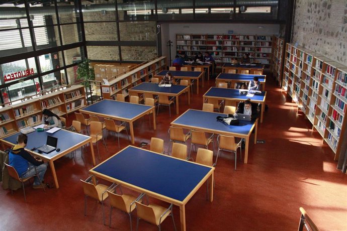Estudiantes en una biblioteca universitaria.