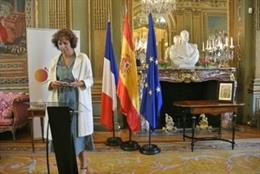 La secretaria de Estado de la España Global, Irene Lozano, junto a la mesa en la que Manuel Azaña firmó su renuncia como presidente de la Segunda República, en la Embajada de España en París.