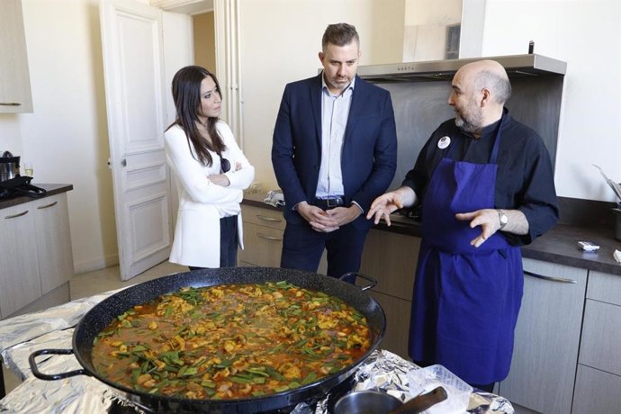 Cocinado de una paella en la sede del Embajador Permanente de España en la UNESCO en París
