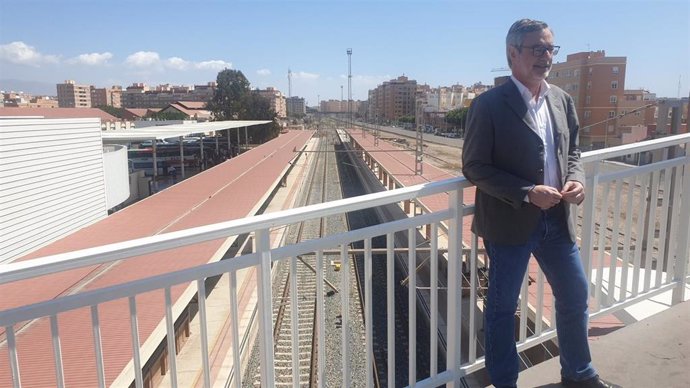 Villegas (Cs) sobre la pasarela sobre las vías del tren en Almería
