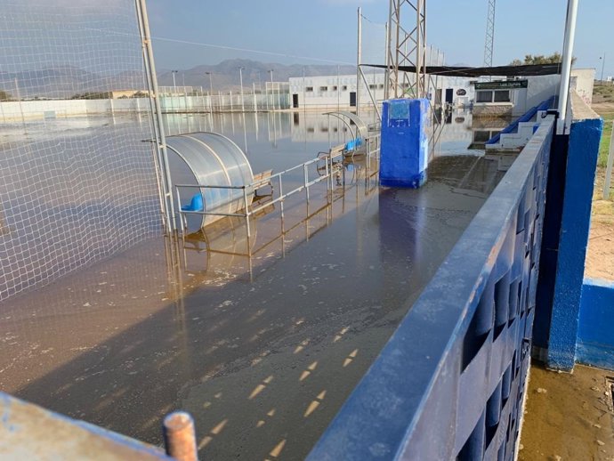 Campo de fútbol de Cabo de Gata, anegado por la 'gota fría'