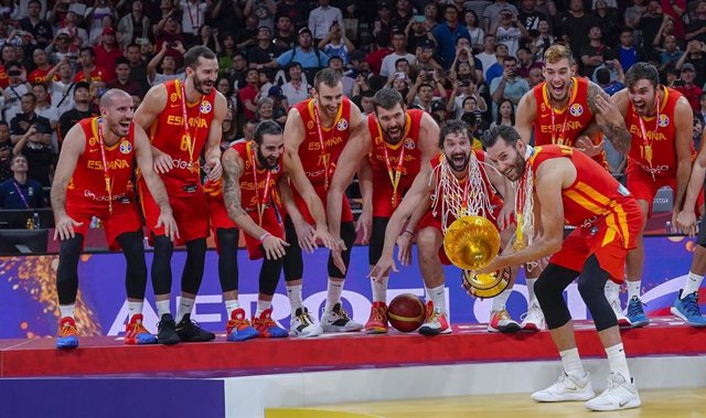 El capitán de la selección española de baloncesto, Rudy Fernández, levanta la copa de campeones del mundo
