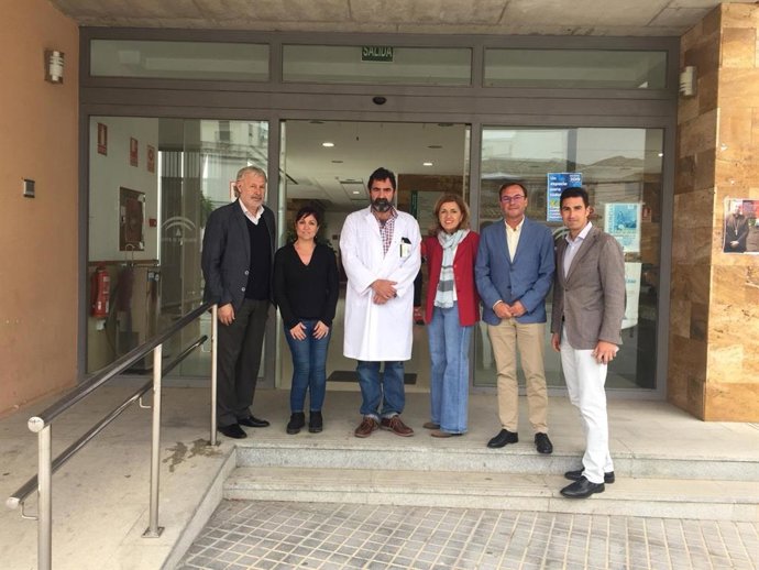 La delegada de Salud y Familias, María Jesus Botella (centro), visita el centro de salud de Villafranca en una foto de archivo