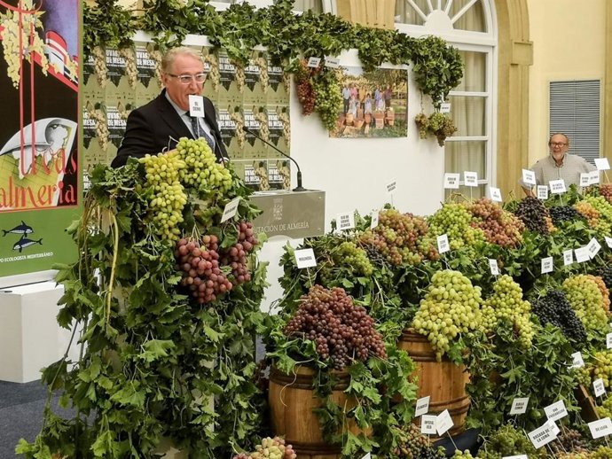 El presidente de la APA, Jesús Caicedo, en la muestra de variedades históricas de uva de mesa
