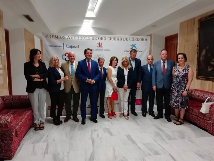 El alcalde (centro) posa con organizadores de los Premios Averroes y miembros del jurado