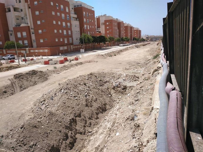 Almería.-La mesa del tren critica un "parón" en las obras de El Puche y Adif apunta condiciones específicas de agosto