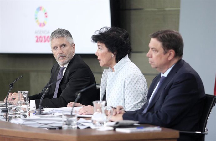El ministro del Interior en funciones, Fernando Grande-Marlaska; la ministra Portavoz, y de Educación y Formación Profesional en funciones, Isabel Celaá;  y el ministro de Agricultura, Pesca y Alimentación en funciones, Luis Planas, comparecen en rueda 