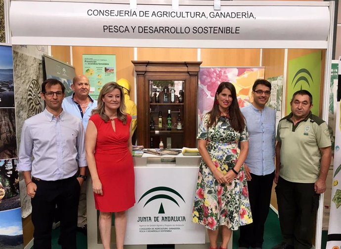 Del Toro (izda.) y Cabello visitan el estand de la Consejería de Agricultura en Agropriego