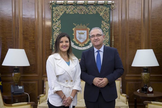 El alcalde de Pamplona, Enrique Maya, ha recibido en su despacho a Yamila Osorio Delgado, expresidenta de la región peruana de Arequipa.