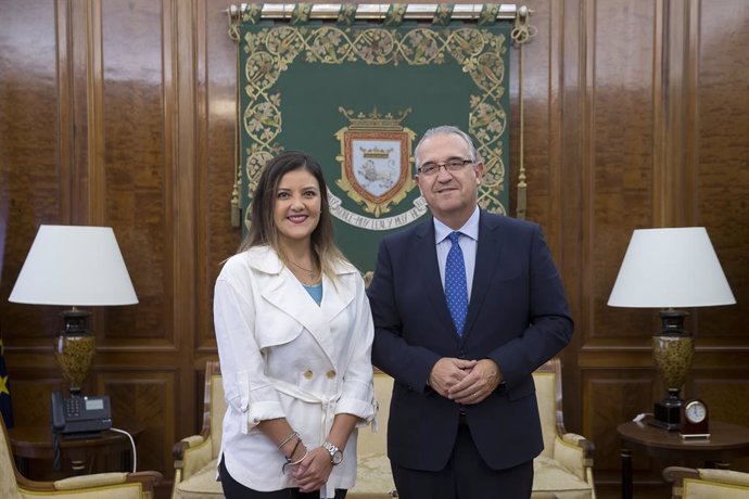 El alcalde de Pamplona recibe a Yamila Osorio, expresidenta de la región peruana