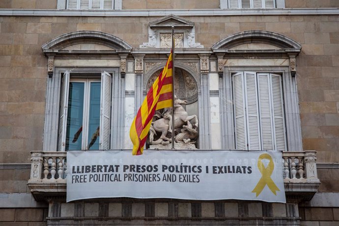 Una pancarta al balcó de la Generalitat demana la llibertat dels "presos polítics i exiliats"